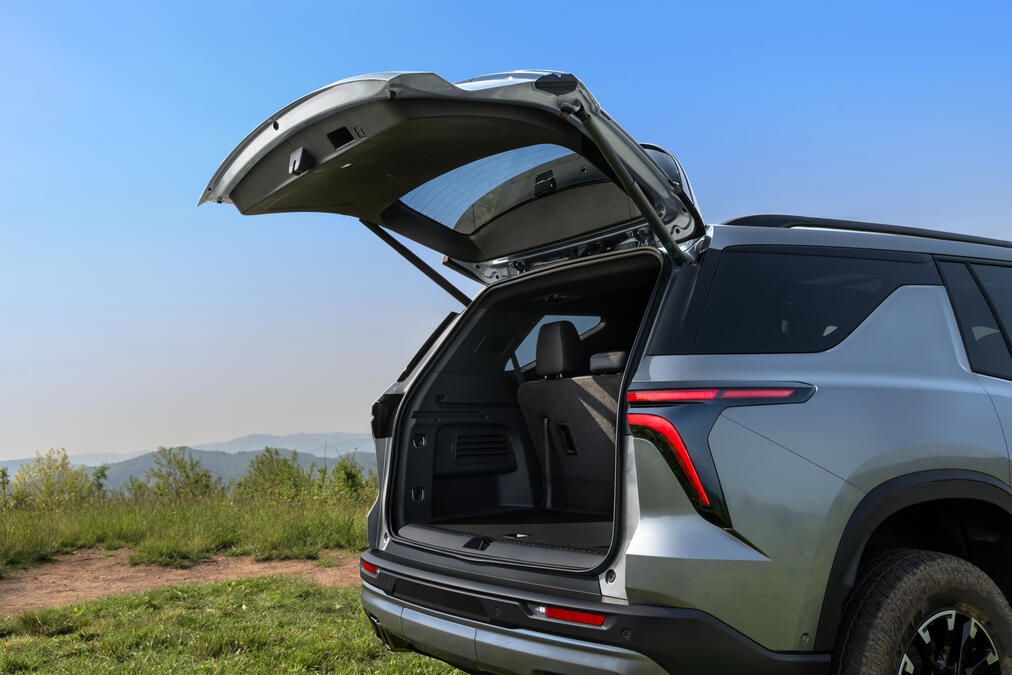 sterling gray 2024 chevrolet traverse z71 in milford, nj | Rossi Chevrolet Buick GMC